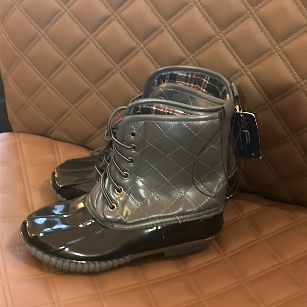 NWT Women’s/Girl’s duck boots